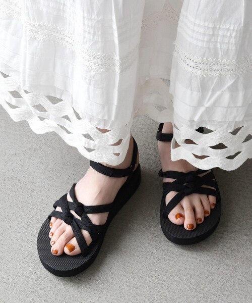 Teva(テバ)の「TEVA: MIDFORM KENA SLIM ストラップ サンダル(サンダル・レディース・ブラック/ベージュ・25/24/23)」の3枚目の写真