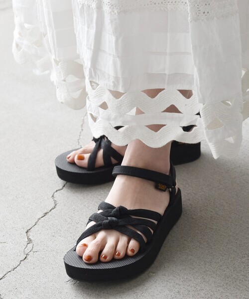 Teva(テバ)の「TEVA: MIDFORM KENA SLIM ストラップ サンダル(サンダル・レディース・ブラック/ベージュ・25/24/23)」の4枚目の写真