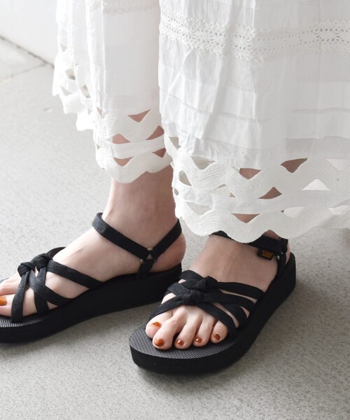 Teva(テバ)の「TEVA: MIDFORM KENA SLIM ストラップ サンダル(サンダル・レディース・ブラック/ベージュ・25/24/23)」の5枚目の写真