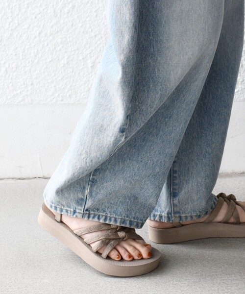 Teva(テバ)の「TEVA: MIDFORM KENA SLIM ストラップ サンダル(サンダル・レディース・ブラック/ベージュ・25/24/23)」の6枚目の写真