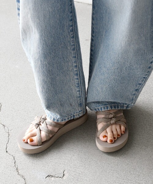 Teva(テバ)の「TEVA: MIDFORM KENA SLIM ストラップ サンダル(サンダル・レディース・ブラック/ベージュ・25/24/23)」の7枚目の写真