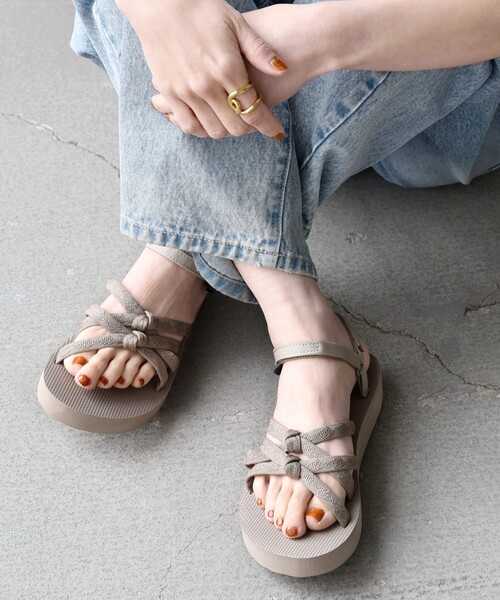 Teva(テバ)の「TEVA: MIDFORM KENA SLIM ストラップ サンダル(サンダル・レディース・ブラック/ベージュ・25/24/23)」の9枚目の写真