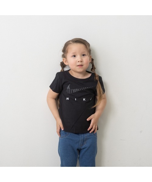 NIKE(ナイキ)の「NIKE Tシャツ (26N749)(Tシャツ/カットソー・キッズ・ホワイト/ブラック・100cm/90cm/95cm)」の2枚目の写真