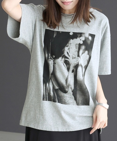 Aletta vita(アレッタビータ)の「綿天竺フォトTシャツ(Tシャツ/カットソー・レディース・杢グレー/オフホワイト・FREE)」の1枚目の写真
