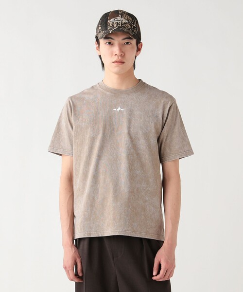 BEAMS HEART(ビームスハート)の「【6/18値下げ】メタリックプリント ワンポイントTシャツ(ユニセックス)(Tシャツ/カットソー・メンズ・ブラック/ベージュ・LARGE/SMALL/MEDIUM)」の1枚目の写真