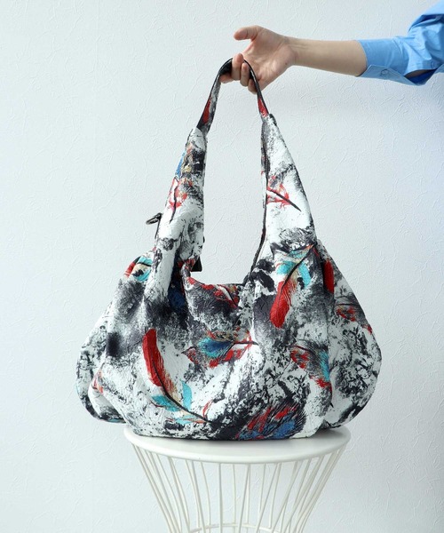 Cepica(セピカ)の「牛革×フェザープリントビッグBAG(トートバッグ・レディース・マルチ・FREE)」の1枚目の写真