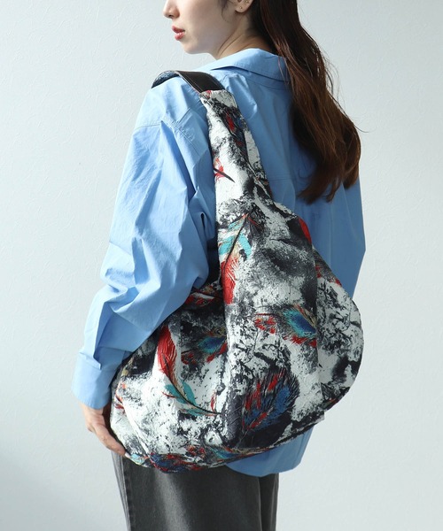 Cepica(セピカ)の「牛革×フェザープリントビッグBAG(トートバッグ・レディース・マルチ・FREE)」の2枚目の写真