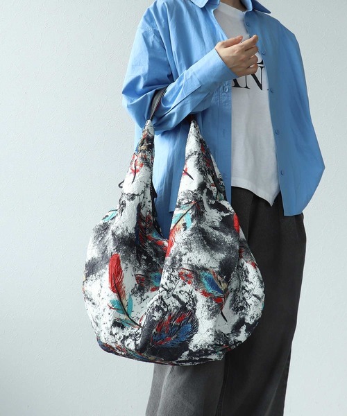 Cepica(セピカ)の「牛革×フェザープリントビッグBAG(トートバッグ・レディース・マルチ・FREE)」の3枚目の写真