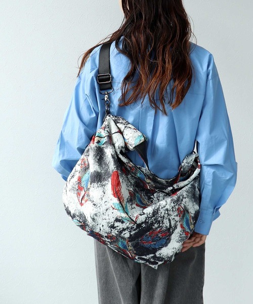 Cepica(セピカ)の「牛革×フェザープリントビッグBAG(トートバッグ・レディース・マルチ・FREE)」の6枚目の写真
