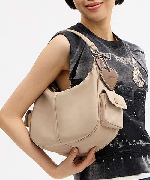 Coachtopia(コーチトピア)の「カーゴ ショルダー バッグ(ショルダーバッグ・レディース・ブラック系その他/ベージュ系その他・ONE)」の2枚目の写真