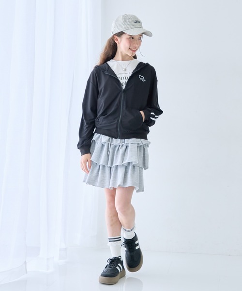 Amourire girl(アムリールガール)の「袖ラインリボン薄手パーカー(パーカー・キッズ・ホワイト/ブラック・140cm/130cm/160cm/150cm)」の4枚目の写真