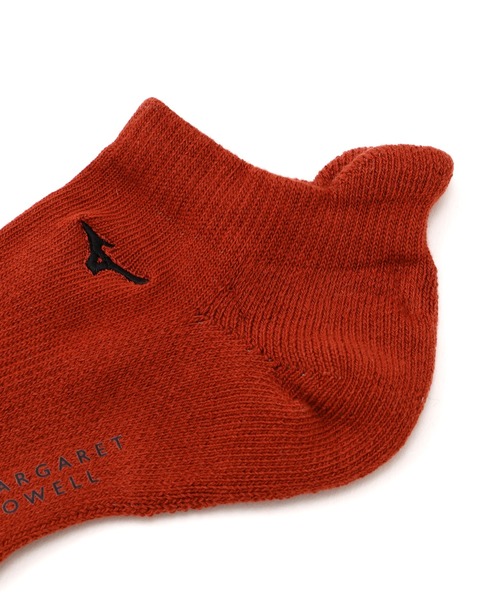 MARGARET HOWELL（マーガレットハウエル）の「ANKLE SPORTS SOCKS（ソックス/靴下・レディース・レッド系その他2/ブラック/ホワイト・-）」の4枚目の写真