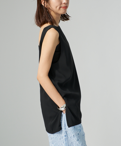 VERMEIL par iena(ヴェルメイユパーイエナ)の「Open Back Cocoon トップ(シャツ/ブラウス・レディース・ブラック/ホワイト・FREE)」の8枚目の写真