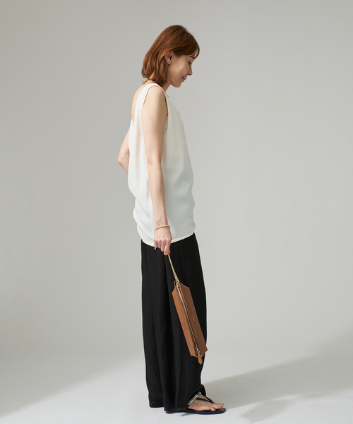 VERMEIL par iena(ヴェルメイユパーイエナ)の「Open Back Cocoon トップ(シャツ/ブラウス・レディース・ブラック/ホワイト・FREE)」の14枚目の写真