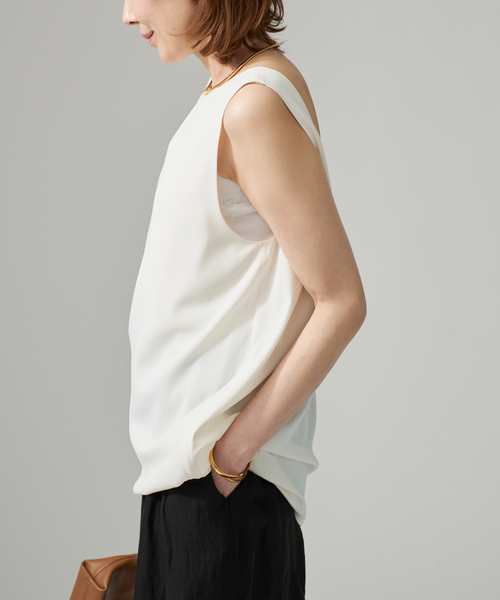 VERMEIL par iena(ヴェルメイユパーイエナ)の「Open Back Cocoon トップ(シャツ/ブラウス・レディース・ブラック/ホワイト・FREE)」の16枚目の写真