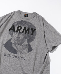 Alpha Industries（アルファインダストリーズ）の「Alpha Industries/アルファ インダストリーズ 別注 ARMY ベートーベン プリントTシャツ（Tシャツ/カットソー）」