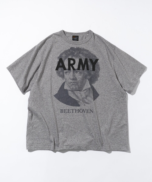 Alpha Industries（アルファインダストリーズ）の「Alpha Industries/アルファ インダストリーズ 別注 ARMY ベートーベン プリントTシャツ（Tシャツ/カットソー・メンズ・グレー・MEDIUM/LARGE/X-LARGE）」の2枚目の写真