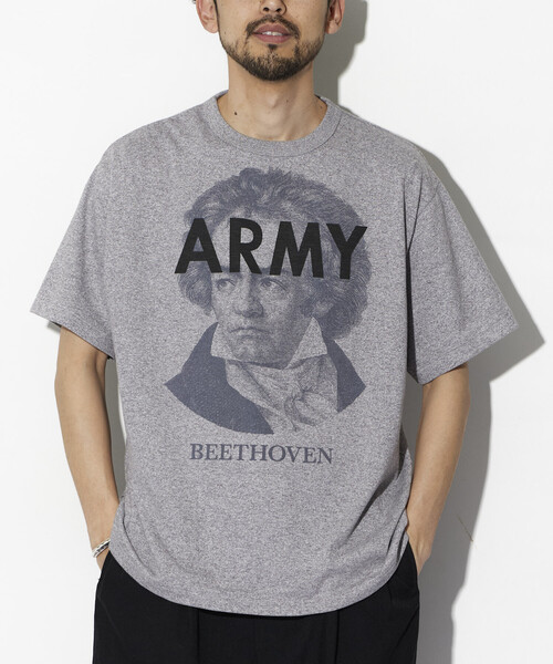 Alpha Industries（アルファインダストリーズ）の「Alpha Industries/アルファ インダストリーズ 別注 ARMY ベートーベン プリントTシャツ（Tシャツ/カットソー・メンズ・グレー・MEDIUM/LARGE/X-LARGE）」の13枚目の写真