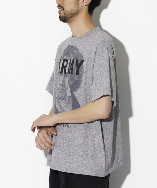 Alpha Industries（アルファインダストリーズ）の「Alpha Industries/アルファ インダストリーズ 別注 ARMY ベートーベン プリントTシャツ（Tシャツ/カットソー・メンズ・グレー・MEDIUM/LARGE/X-LARGE）」の15枚目の写真