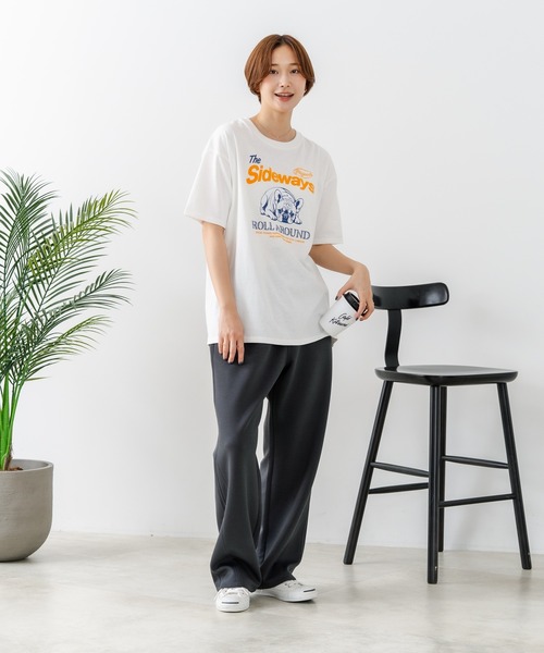 fort point（フォーポイント）の「【C-FORT POINT/フォートポイント】【ゆったりルーズシルエット】フレンチブルドッグ×カレッジ風ロゴTシャツ フレブル 犬好き 古着風 ヴィンテージ風 おしゃれ 可愛い（Tシャツ/カットソー・レディース・ライトグレー/チャコールグレー/オフホワイト・FREE）」の10枚目の写真