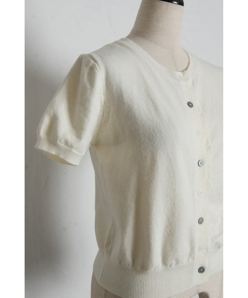 tocco closet(トッコ クローゼット)の「【ZOZO限定】バイカラー釦レースライン装飾半袖ニットカーディガン(カーディガン/ボレロ・レディース・ブルー/アイボリー/ピンク/グレー・M)」の5枚目の写真