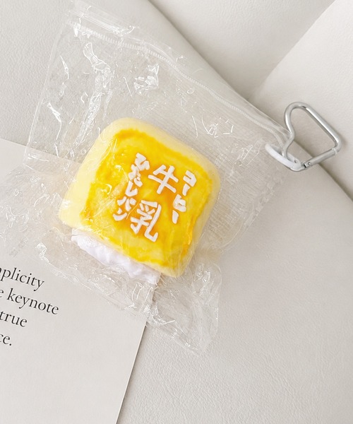 NOLITA LABORATORY(ノリータラボラトリー)の「【 NOLITA / ノリータ 】食品サンプル風 スクイーズ バッグチャーム / 牛乳パックモチーフ キーホルダー Y2K(チャーム・キッズ・ホワイト/イエロー・FREE)」の4枚目の写真
