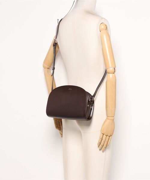 A.P.C.（アーペーセー）の「SAC DEMI-LUNE（ショルダーバッグ・レディース・ブラウン系その他・ONESIZE）」の5枚目の写真
