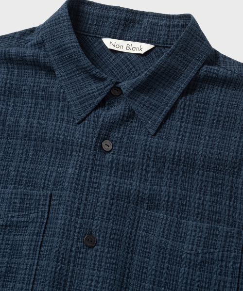 NONBLANK(ノンブランク)の「イレギュラーウィンドウチェッククロップHSシャツ_DARK BLUE(シャツ/ブラウス・メンズ・ダークブルー・SMALL/MEDIUM/LARGE/X-LARGE)」の3枚目の写真