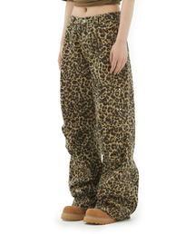 DEFGARMENTS（デフグラメンツ）の「STUD PARACHUTE PANTS [LEOPARD KHAKI]（その他パンツ）」