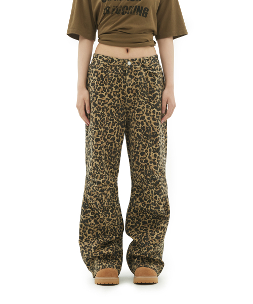 DEFGARMENTS（デフグラメンツ）の「STUD PARACHUTE PANTS [LEOPARD KHAKI]（その他パンツ・レディース・その他・X-SMALL/SMALL/MEDIUM/LARGE）」の2枚目の写真