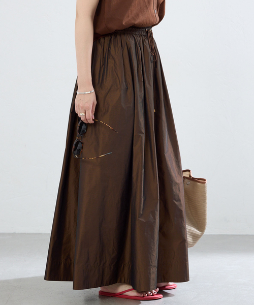 IENA(イエナ)の「《一部カラー店舗限定》シャンブレータフタギャザースカート(スカート・レディース・チャコールグレー/ブラック/ベージュ/ブラウン・36/38)」の3枚目の写真