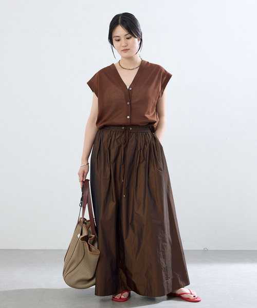 IENA(イエナ)の「《一部カラー店舗限定》シャンブレータフタギャザースカート(スカート・レディース・チャコールグレー/ブラック/ベージュ/ブラウン・36/38)」の7枚目の写真