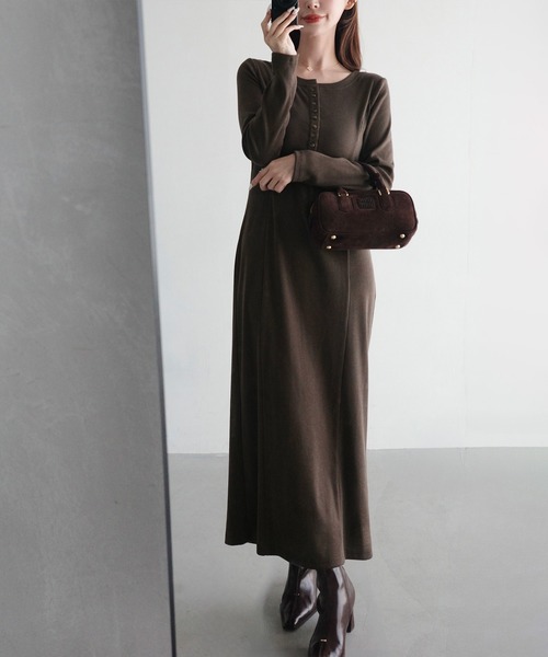 Meiru(メイル)の「ヘンリーネックIラインリブワンピース(ワンピース・レディース・ブラウン/チャコール/ブラック・LARGE/MEDIUM/SMALL/X-LARGE)」の11枚目の写真