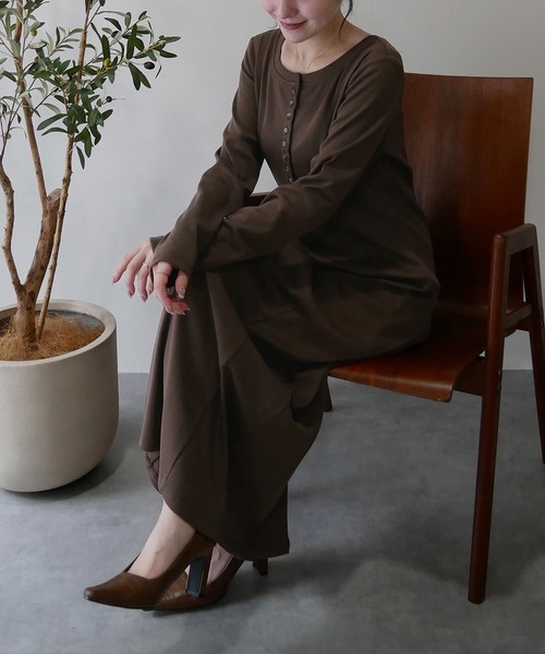 Meiru(メイル)の「ヘンリーネックIラインリブワンピース(ワンピース・レディース・ブラウン/チャコール/ブラック・LARGE/MEDIUM/SMALL/X-LARGE)」の13枚目の写真