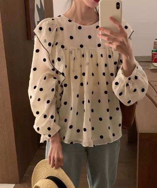 LUCPY(ラクピー)の「ドット柄ギャザーブラウス(シャツ/ブラウス・レディース・ホワイト・LARGE/XX-LARGE/X-LARGE/MEDIUM)」の1枚目の写真
