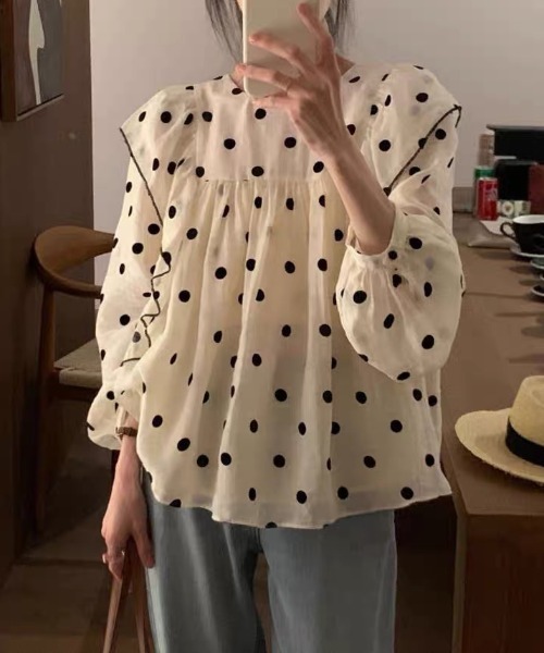 LUCPY(ラクピー)の「ドット柄ギャザーブラウス(シャツ/ブラウス・レディース・ホワイト・LARGE/XX-LARGE/X-LARGE/MEDIUM)」の2枚目の写真