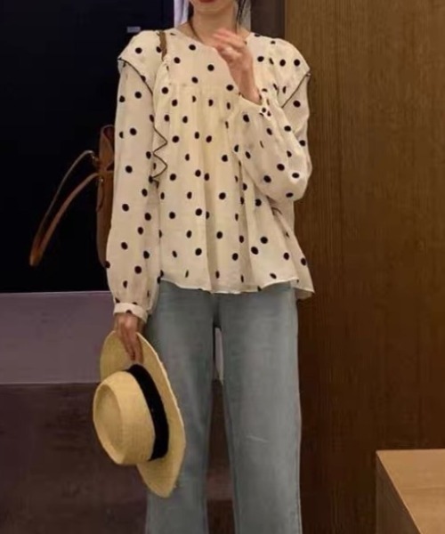 LUCPY(ラクピー)の「ドット柄ギャザーブラウス(シャツ/ブラウス・レディース・ホワイト・LARGE/XX-LARGE/X-LARGE/MEDIUM)」の4枚目の写真