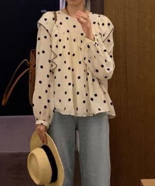 LUCPY(ラクピー)の「ドット柄ギャザーブラウス(シャツ/ブラウス・レディース・ホワイト・LARGE/XX-LARGE/X-LARGE/MEDIUM)」の5枚目の写真
