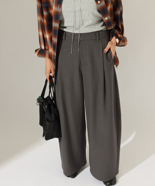 JOURNAL STANDARD(ジャーナルスタンダード)の「ウォーム TRW タックバレルパンツ(その他パンツ・レディース・ベージュ/チャコールグレー・38/36)」の9枚目の写真