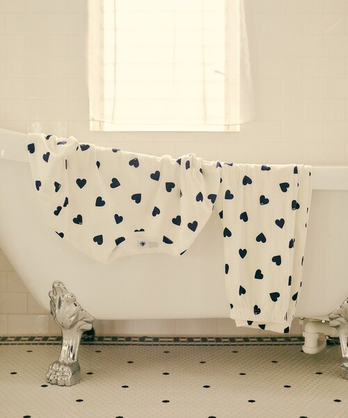 PETIT BATEAU(プチバトー)の「【WEB限定】・【PETIT BATEAU pour ADAM ET ROPE'】別注ハートプリントパジャマ(ルームウェア/パジャマ・レディース・レッド/ネイビー・FREE)」の1枚目の写真
