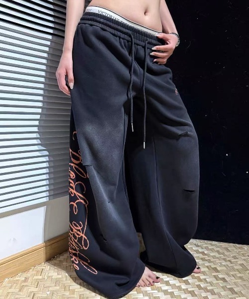 Achic(アシック)の「サイドロゴルーズスウェットパンツ(スウェットパンツ・レディース・グレー/ブラック・S/M)」の2枚目の写真