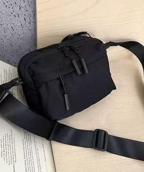 gossip!ロサンゼルス(ゴシップロサンゼルス)の「GIMUM 黒のナイロン系ショルダーバッグ(ショルダーバッグ・レディース・ブラック・FREE)」の4枚目の写真