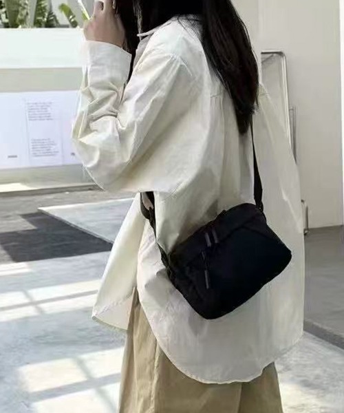 gossip!ロサンゼルス(ゴシップロサンゼルス)の「GIMUM 黒のナイロン系ショルダーバッグ(ショルダーバッグ・レディース・ブラック・FREE)」の5枚目の写真