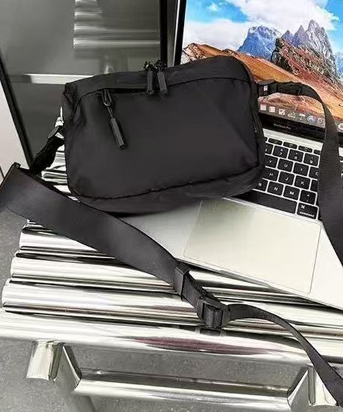 gossip!ロサンゼルス(ゴシップロサンゼルス)の「GIMUM 黒のナイロン系ショルダーバッグ(ショルダーバッグ・レディース・ブラック・FREE)」の13枚目の写真
