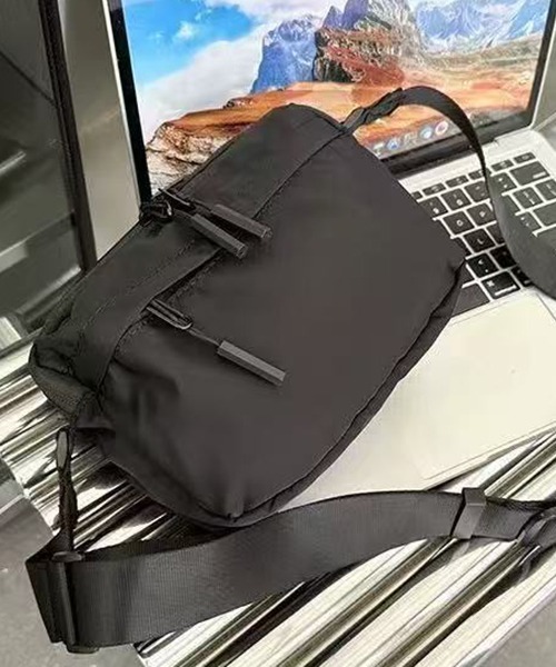 gossip!ロサンゼルス(ゴシップロサンゼルス)の「GIMUM 黒のナイロン系ショルダーバッグ(ショルダーバッグ・レディース・ブラック・FREE)」の14枚目の写真