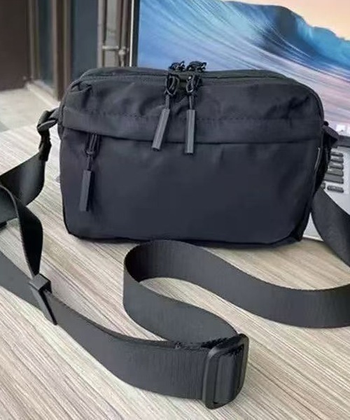 gossip!ロサンゼルス(ゴシップロサンゼルス)の「GIMUM 黒のナイロン系ショルダーバッグ(ショルダーバッグ・レディース・ブラック・FREE)」の17枚目の写真