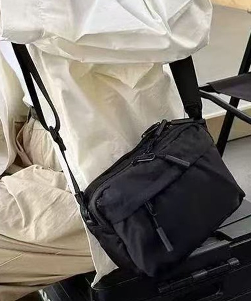 gossip!ロサンゼルス(ゴシップロサンゼルス)の「GIMUM 黒のナイロン系ショルダーバッグ(ショルダーバッグ・レディース・ブラック・FREE)」の18枚目の写真