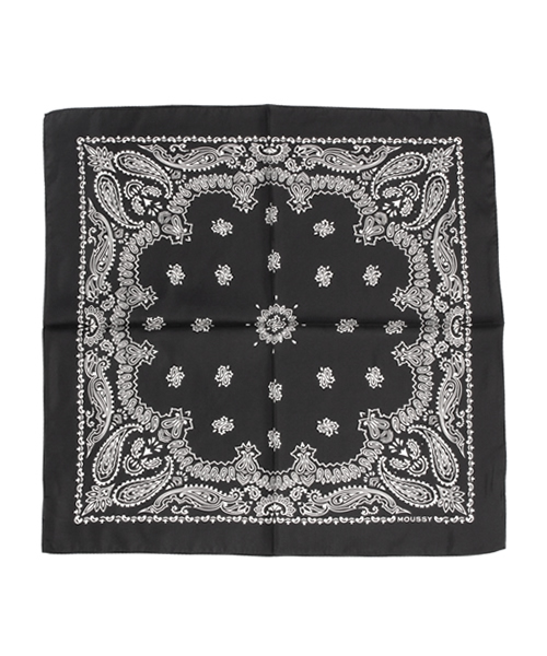 MOUSSY（マウジー）の「SILK BANDANA SCARF（バンダナ/スカーフ・レディース・ブラウン/レッド/ブラック/ネイビー・FREE）」の2枚目の写真