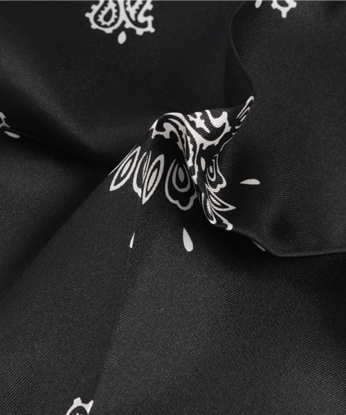 MOUSSY（マウジー）の「SILK BANDANA SCARF（バンダナ/スカーフ・レディース・ブラウン/レッド/ブラック/ネイビー・FREE）」の7枚目の写真