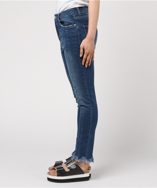 mysty woman（ミスティウーマン）の「ストレッチデニムリメイクフリンジスキニー（デニムパンツ・レディース・ブルー/ライトブルー・MEDIUM/SMALL）」の4枚目の写真